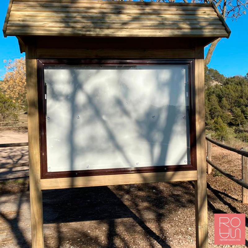 Cartellera de fusta amb vitrina
